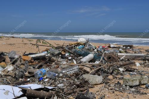 SAMPAH SARAP TERDAMPAR DI PANTAI