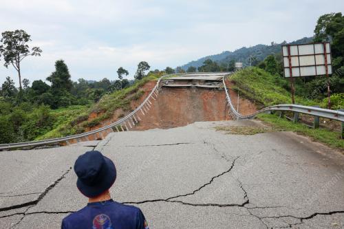 TANAH RUNTUH