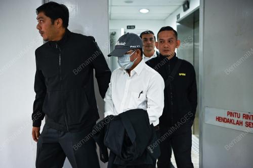 SUAMI ISTERI DIDAKWA SALAH GUNA KUASA