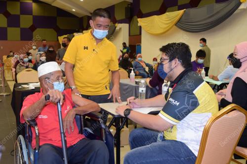 VAKSIN WARGA EMAS 101 TAHUN