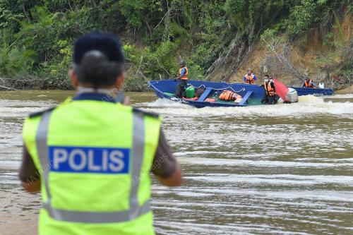 LELAKI DIKHUATIRI LEMAS KETIKA MANDI SUNGAI