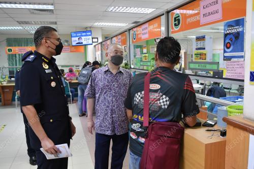 DATUK SERI DR WEE KA SIONG