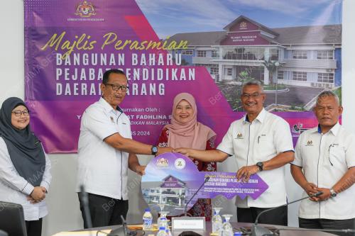 FADHLINA SIDEK