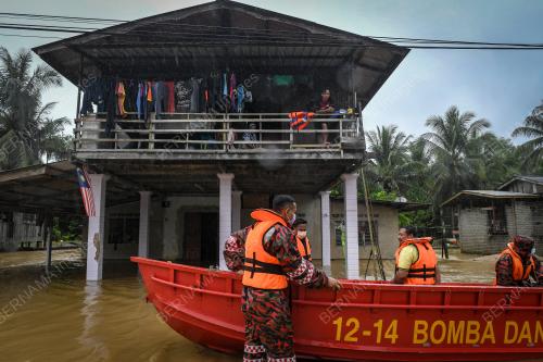 BOMBA SELAMATKAN MANGSA BANJIR