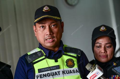 PENGGUNAAN PERISIAN KOMPUTER TANPA LESEN