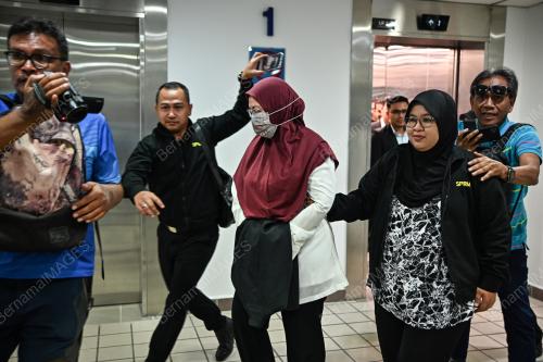 SUAMI ISTERI DIDAKWA SALAH GUNA KUASA