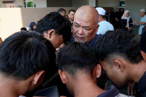 TIGA PENUNTUT UiTM MAUT