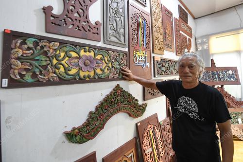 TEKNIK MEWARNA PADA UKIRAN KAYU