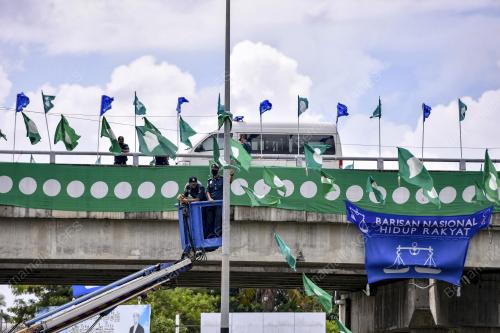 MBKT MENANGGALKAN BENDERA PARTI PAS