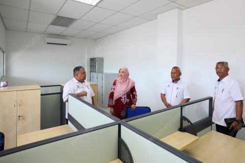 FADHLINA SIDEK