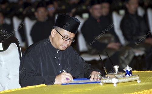 TR18_12052014_ANGKAT_SUMPAH