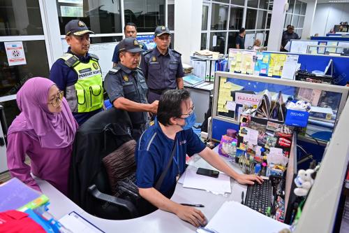 PENGGUNAAN PERISIAN KOMPUTER TANPA LESEN