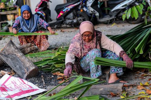 ANYAMAN TIKAR MENGKUANG