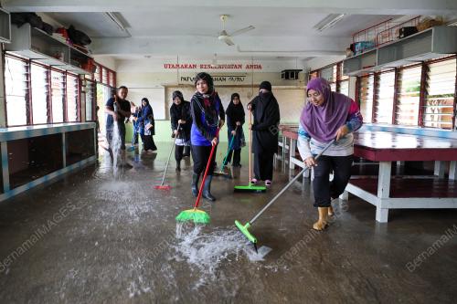 BERSIH SEKOLAH BANJIR