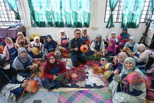 KOMUNITI KRAF ANYAMAN DAUN SAL