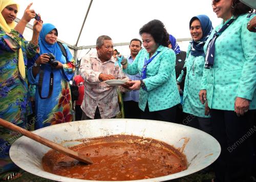 DATIN SERI ROSMAH MANSOR
