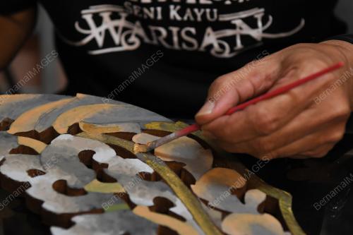 TEKNIK MEWARNA PADA UKIRAN KAYU