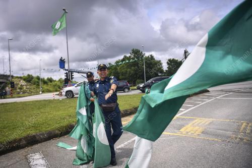 MBKT MENANGGALKAN BENDERA PARTI PAS