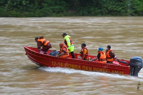 BOMBA SELAMATKAN MANGSA BANJIR