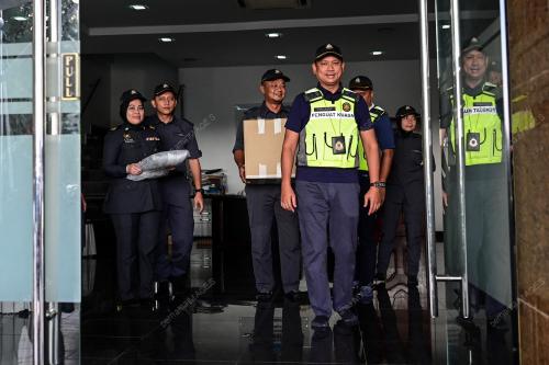 PENGGUNAAN PERISIAN KOMPUTER TANPA LESEN