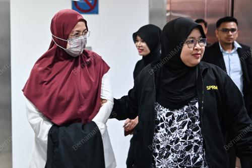 SUAMI ISTERI DIDAKWA SALAH GUNA KUASA