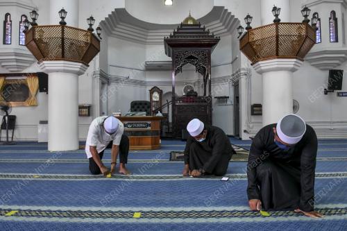 SOLAT JEMAAH TANPA PENJARAKAN