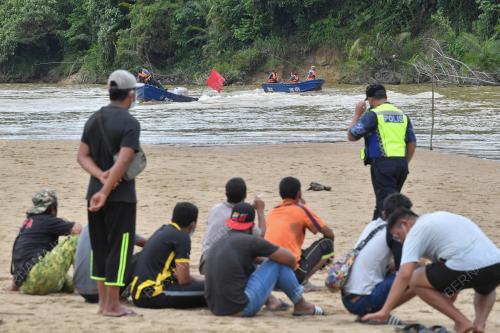 LELAKI DIKHUATIRI LEMAS KETIKA MANDI SUNGAI