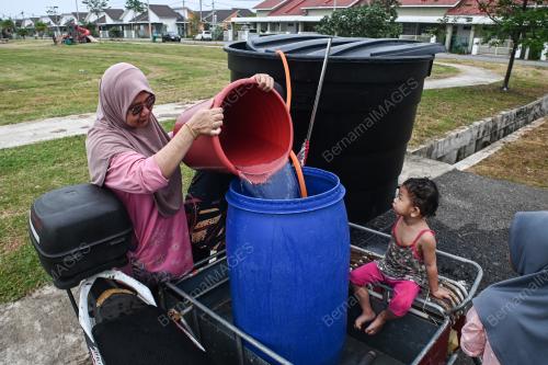 PENDUDUK MENDAPATKAN BEKALAN AIR