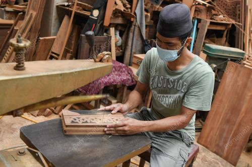 TEKNIK MEWARNA PADA UKIRAN KAYU