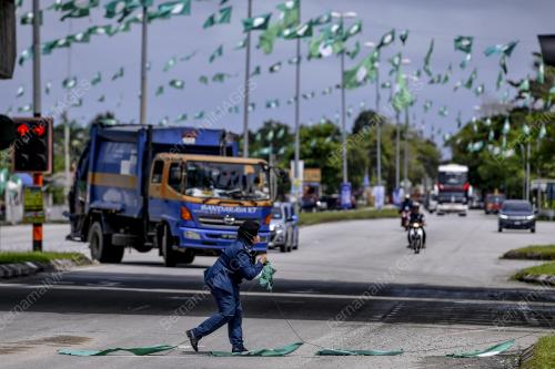 MBKT MENANGGALKAN BENDERA PARTI PAS