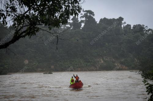 BOMBA SELAMATKAN MANGSA BANJIR