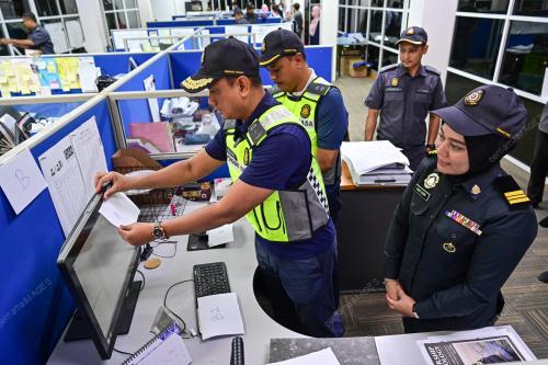 PENGGUNAAN PERISIAN KOMPUTER TANPA LESEN
