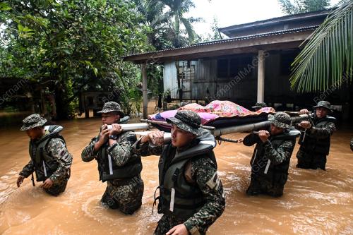 USUNG JENAZAH DALAM BANJIR