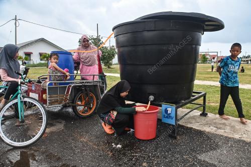 PENDUDUK MENDAPATKAN BEKALAN AIR