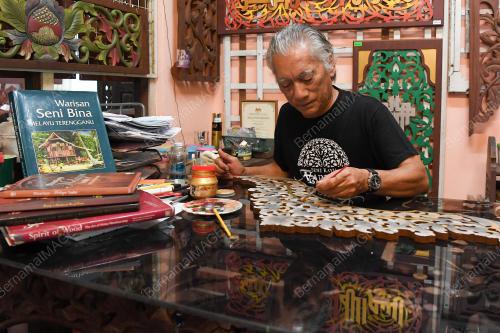 TEKNIK MEWARNA PADA UKIRAN KAYU