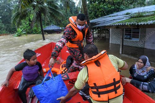 BOMBA SELAMATKAN MANGSA BANJIR