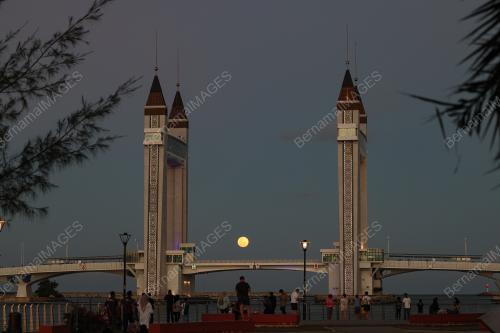 BULAN PURNAMA