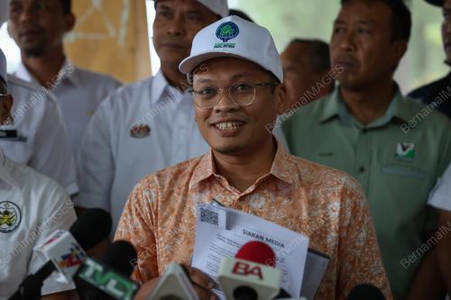 NIK NAZMI NIK AHMAD