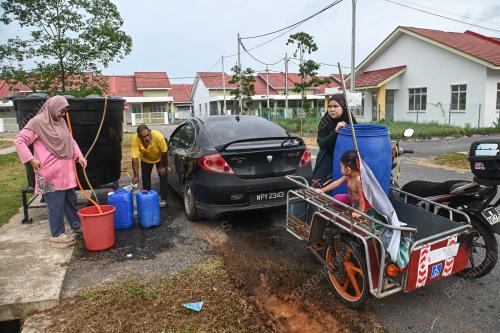 PENDUDUK MENDAPATKAN BEKALAN AIR