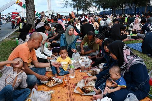 BERBUKA PUASA