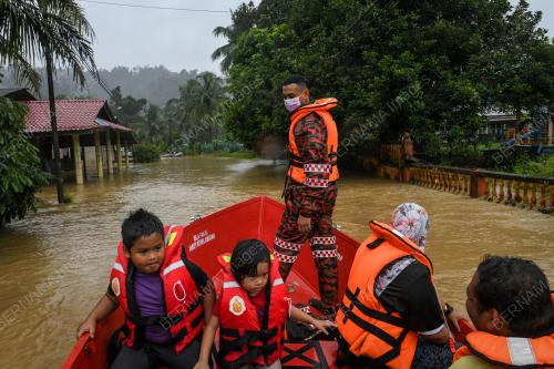BOMBA SELAMATKAN MANGSA BANJIR