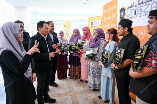 PENYERAHAN TAJAAN BIASISWA ALUMNI UNISZA