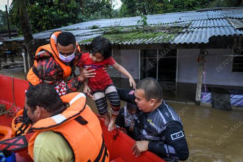 BOMBA SELAMATKAN MANGSA BANJIR