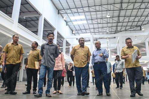 DATUK SERI WAN AHMAD DAHLAN ABDUL AZIZ
