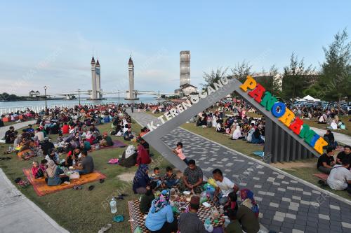 BERBUKA PUASA