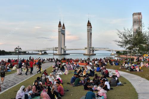 BERBUKA PUASA