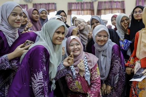 FADHLINA SIDEK