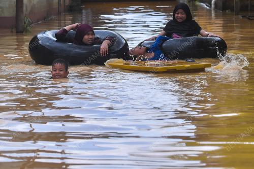 AWASI ANAK-ANAK SEMASA BANJIR