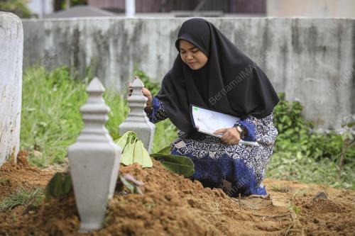 PELAJAR SPM ZIARAH PUSARA BAPA
