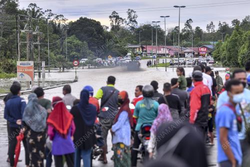 TERKANDAS BANJIR
